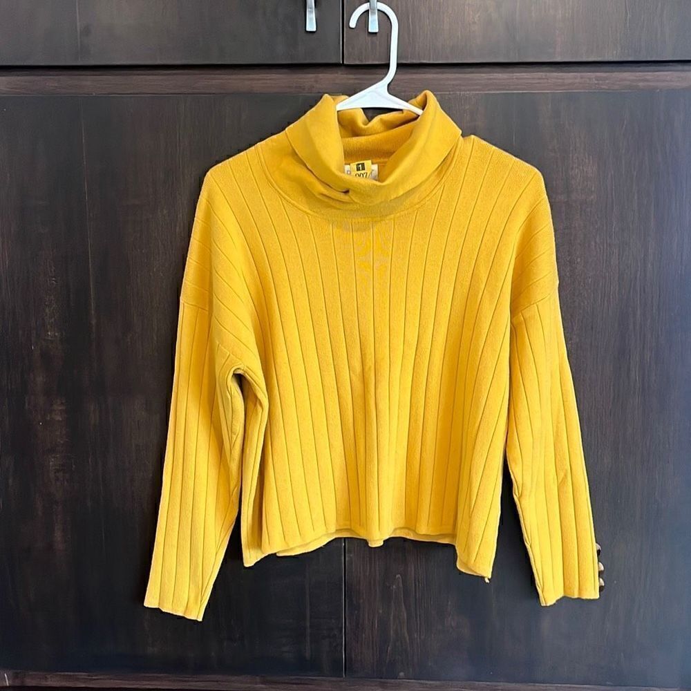 Apricot Yellow Cropped Sweater Size 6‎